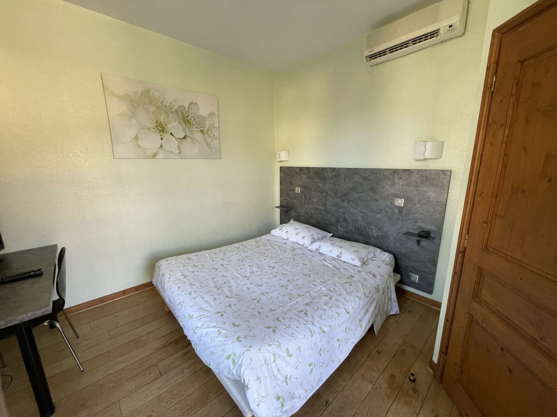 Chambre double avec climatisation et lit double