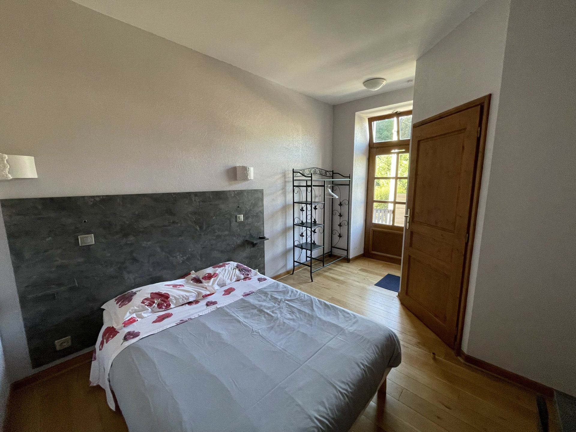 Chambre double avec tête de lit en ardoise
