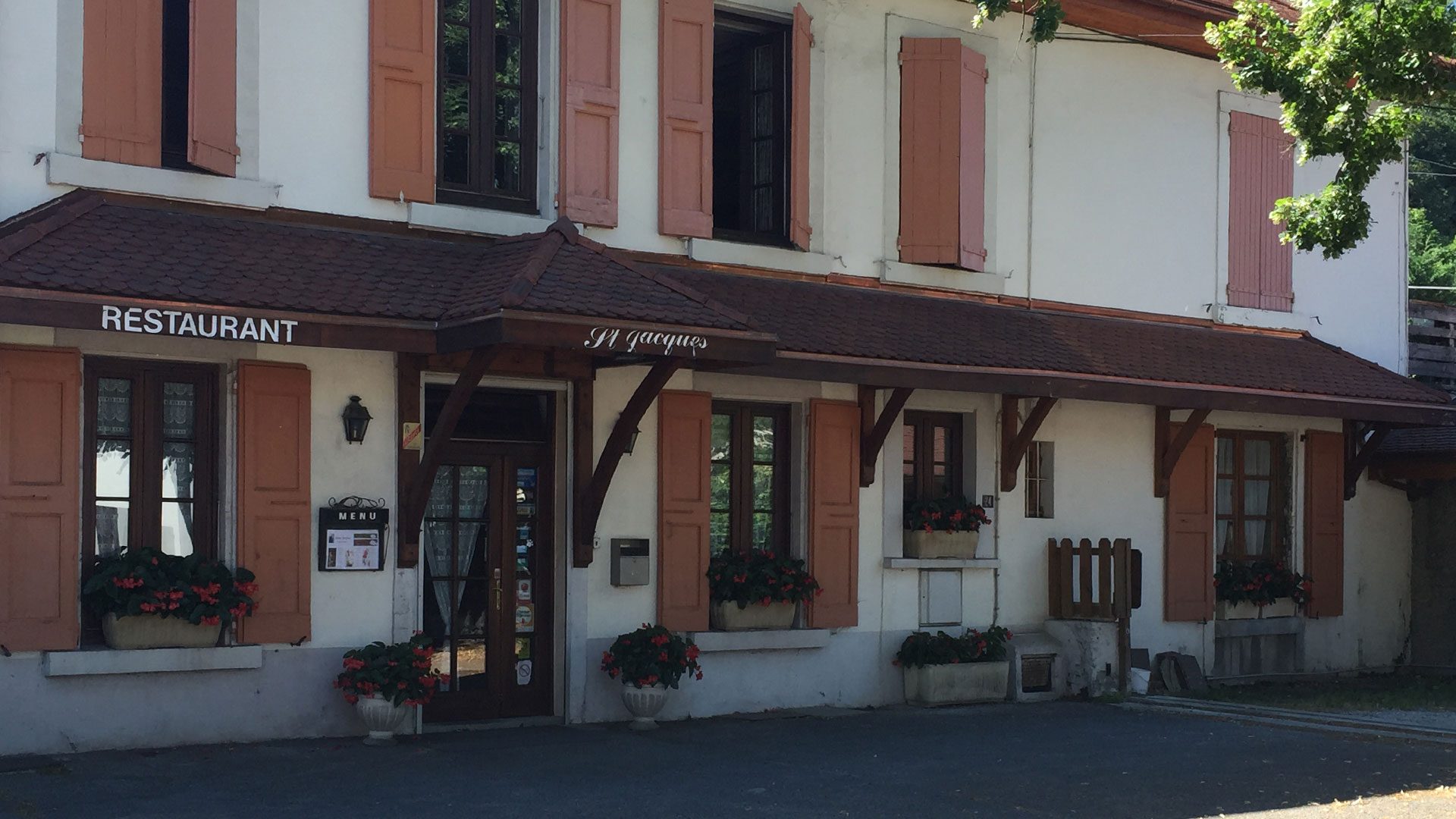 Façade du restaurant Le Saint Jacques, volets rouges et enseigne Restaurant
