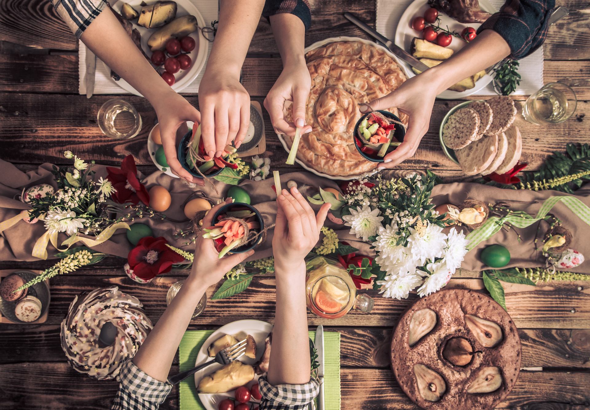 Repas entre amis autour d’une table en bois