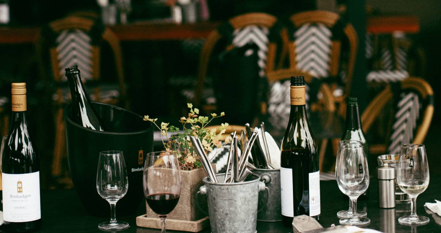 Table dressée avec bouteilles de vin et verres